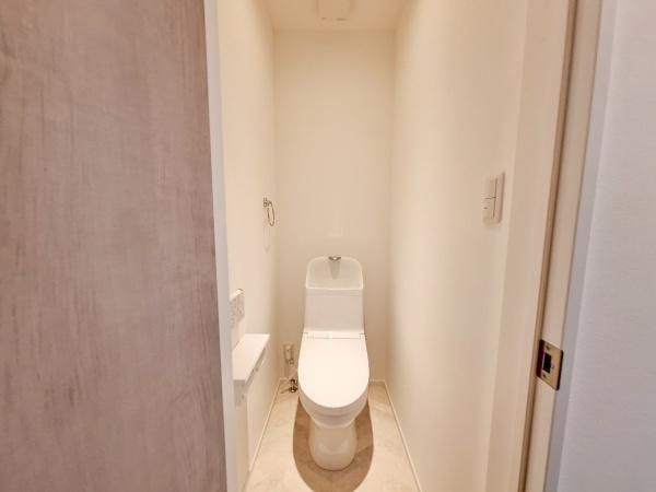 センチュリータウン大在E新築のトイレ|白を基調とした明るく清潔感のあるトイレです。