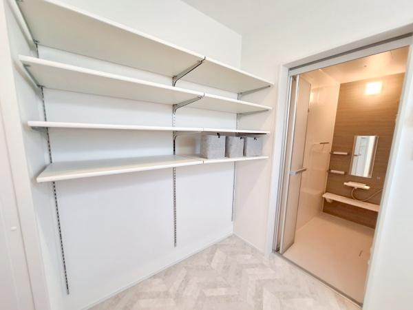 センチュリータウン大在E新築の内装|稼働棚でお好みの高さに調節できます