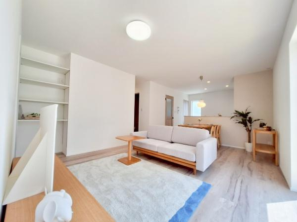 センチュリータウン大在E新築の内装|広い窓からたっぷりの自然光が入り、一日中気持ちのいい日差しを感じられます！