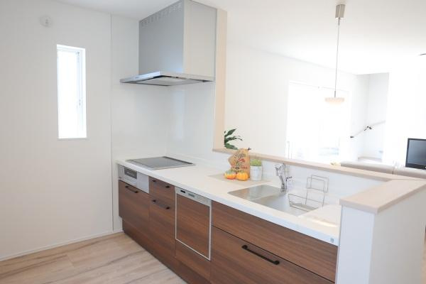 センチュリータウン大在E新築のキッチン|3口コンロがあるので複数の料理を同時に作れるので効率アップ！
IHコンロは、火を使わずに安全で効率的に調理ができます。