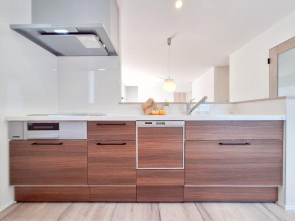 センチュリータウン大在E新築のキッチン|食器洗い乾燥機付きのキッチンは、忙しい毎日の家事を大きくサポート！
食後の手間を軽減し、食器を素早く洗って乾燥まで完了できるため、時間を有効に使えます♪