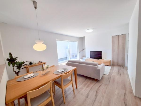 センチュリータウン大在E新築の居間・リビング|広々としたリビングで、大きなソファやテーブルも置くことができます♪