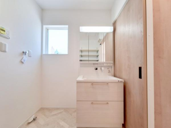 センチュリータウン大在E新築の独立洗面台|三面鏡は収納が多く洗面台周りをすっきり美しく保てます。朝の準備も効率的にできます！