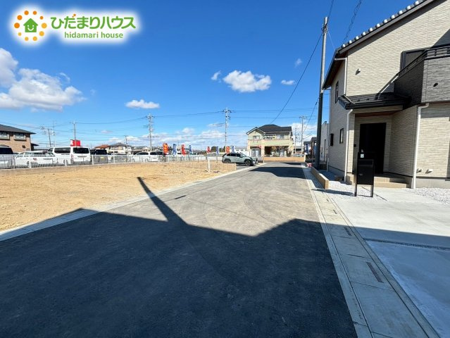 深谷市上柴町　新築一戸建て　フェリディアガーデン　04の前面道路含む現地写真|前面道路幅6ｍ！
車の出し入れもラクラクできちゃいます♪