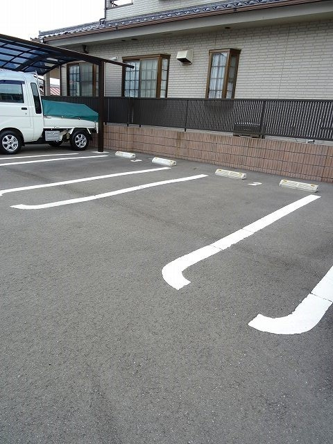 レフィナードルーチェの駐車場