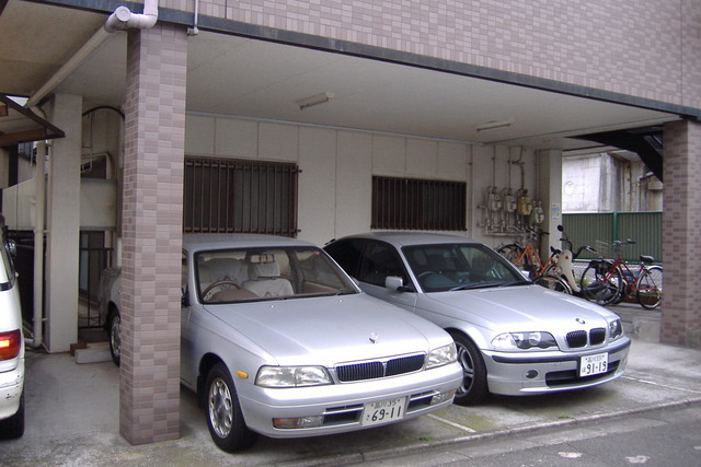 オークスオモカワの駐車場