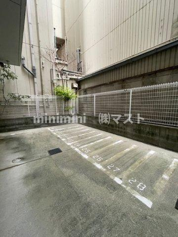 インベスト北梅田の駐車場