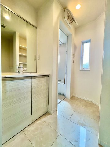 【独立洗面台】 | 練馬区春日町5丁目　新築戸建 | ◇大理石調床がゴージャスです◇