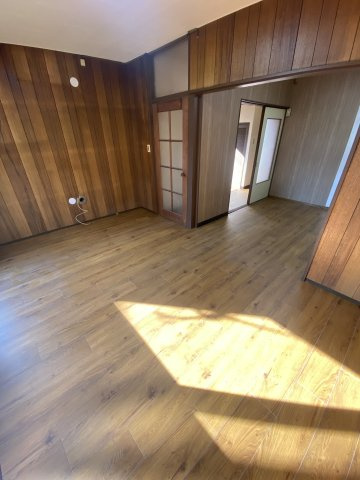 【 売主 】横浜市南区庚台　戸建の居間・リビング