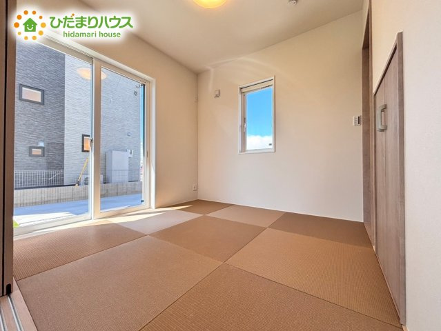 深谷市上柴町　新築一戸建て　フェリディアガーデン　02の和室|リビングと隣り合わせにある和室。
扉を閉めれば、来客用の部屋として使えます。									
