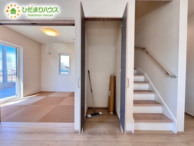 深谷市上柴町　新築一戸建て　フェリディアガーデン　02の収納|ＬＤＫの一角にある物入れは掃除機などをラクラク取り出せます♪					
