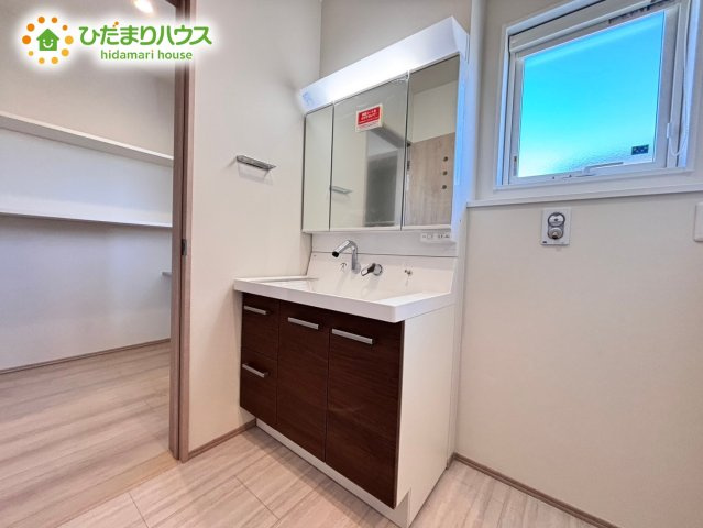 深谷市上柴町　分譲一戸建　フェリディアガーデン　02の独立洗面台|ワイドな独立洗面台には、ちょっとしたスキンケア用品などを置くのにも便利ですね(^^)/								
