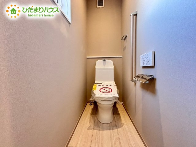 深谷市上柴町　新築一戸建て　フェリディアガーデン　02の玄関|トイレも明るい空間になっております♪