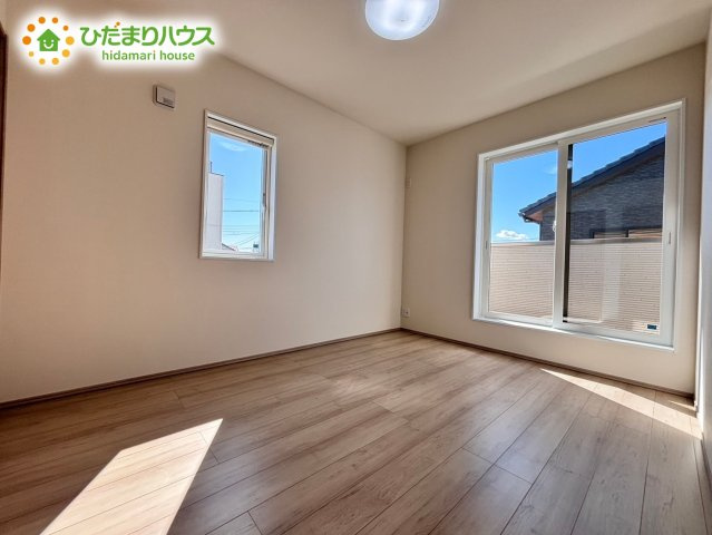 深谷市上柴町　分譲一戸建　フェリディアガーデン　02の寝室|バルコニーに面しているので明るい日差しが差し込みます！