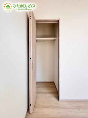 深谷市上柴町　新築一戸建て　フェリディアガーデン　02の収納|ハンガーパイプ付でお洋服の出し入れもラクラクです！					
		

