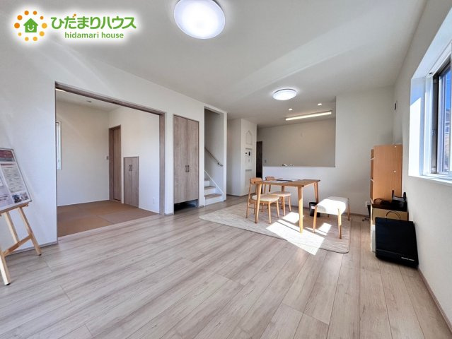 深谷市上柴町　新築一戸建て　フェリディアガーデン　02の居間・リビング|リビングの大きい窓からの光が入って開放的なレイアウト。
明るい色の床なのでどんな家具にもマッチします☆彡											
