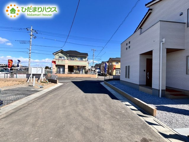 深谷市上柴町　分譲一戸建　フェリディアガーデン　02の前面道路含む現地写真|前面道路幅6ｍ☆
車の出入りもラクラクできちゃいます♪

