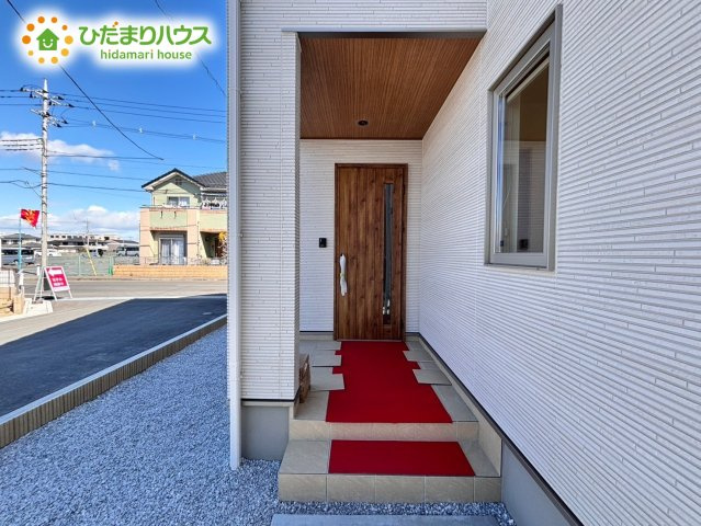 深谷市上柴町　分譲一戸建　フェリディアガーデン　02の玄関|玄関ポーチがあるので、雨の日も濡れずに荷物の受け取りができます！