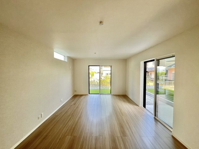 【居間・リビング】 | 渋沢駅徒歩13分、土地50坪以上、耐震等級３