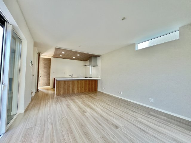 【居間・リビング】 | 渋沢駅徒歩13分、土地50坪以上、耐震等級３