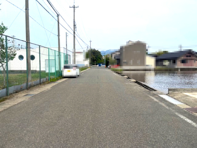 敦賀市野神中古戸建の前面道路含む現地写真