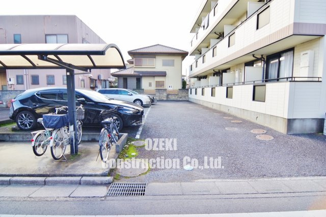 クレセントハイムの駐車場