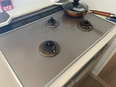 プラネスト菊陽のキッチン|全口センサー搭載で安心のガラストップコンロ。ワイドごとくで鍋も安定。お手入れのしやすいフラット設計です。