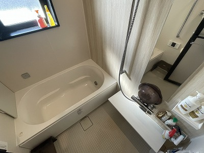 プラネスト菊陽の浴室|窓を設けているので、自然換気もスムーズにできます。浴室換気暖房乾燥機付きなので、浴室内の換気や乾燥だけでなく、雨の日などに洗濯物も乾燥できます。