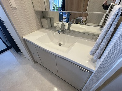 プラネスト菊陽の洗面所|天板とボウルの継ぎ目がない一体型のカウンタートップ。排水口の金属もなくしお手入れも簡単です。