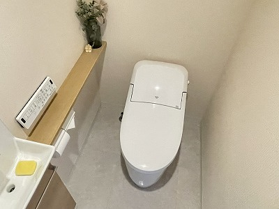 プラネスト菊陽のトイレ|便座に近寄ると自動でフタが開き、離れると閉まります。便座から立ち上がると自動で洗浄もします。