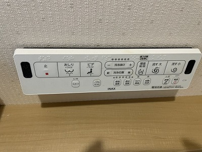 プラネスト菊陽のトイレ|衛生的でシンプルな洗浄機便器の壁リモコン。