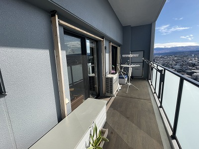 プラネスト菊陽のバルコニー|ガラス手摺を採用したワイドバルコニー。奥行が最大約２ｍあるのでアウトドアリビングにもあるなど、暮らしに広がりや楽しみを演出します。