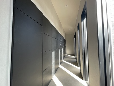 プラネスト菊陽のその他共用部分|スタイリッシュなメールコーナー。ご不在の時でも荷物の受取が可能な宅配ボックスあり。