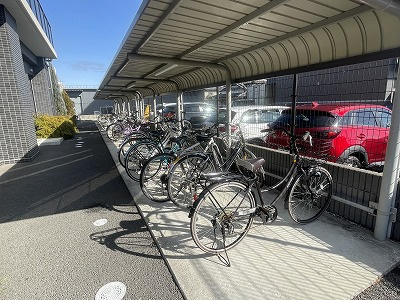プラネスト菊陽のその他共用部分|自転車置場とバイク置場を建物内や屋根付きでご用意。建物内に８６台分の自転車置場、屋根付きの自転車・バイク置場も４０台分確保しました。