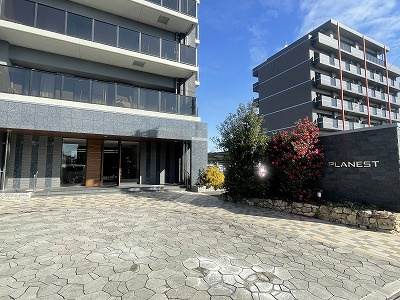 プラネスト菊陽の外観|前面道路と建物のセットバックにより、気持ちの良い開放感を実現。