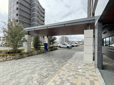 プラネスト菊陽のその他共用部分|メインエントランスの前には車寄せを設けました。同乗者の方は雨に濡れることなく、ここで乗り降りできます。