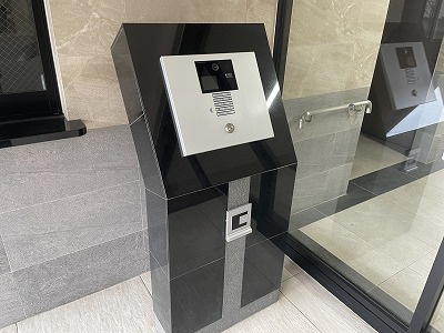 プラネスト菊陽のその他共用部分|クラビスハンズフリーキーを採用。オートロックドアの前で鍵を取り出さなくても自動的にドアが開きます。