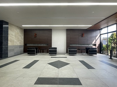 プラネスト菊陽のその他共用部分|明るく広がりのあるエントランスホール。その一角にはラウンジを設けました。