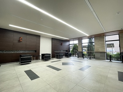 プラネスト菊陽のその他共用部分|ソファのほか、植栽に面した窓際にはカウンターと椅子をご用意。おしゃれな雰囲気の中、ゆったり寛げます。