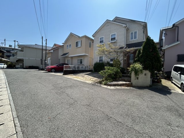 垂水区泉が丘　中古戸建の前面道路含む現地写真