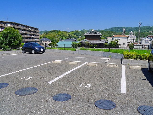 レオパレス南生駒の駐車場|車をお持ちの方に嬉しい駐車場付きの物件です