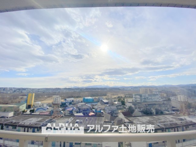 第一ハイツ立川マグノリアガーデンの展望|【Balcony】
◆暮れなずむ空◆そっとリビングの窓辺から望むスクリーンは、夕映えに浮かぶ雲とオレンジ色に染まる街。どことなく切ないけれど僕達を優しく照らし家族を見守っていてくれている。