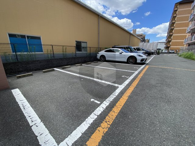 イーストヒル長田の駐車場