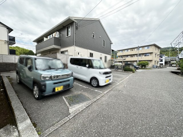リヴェール薊野の駐車場