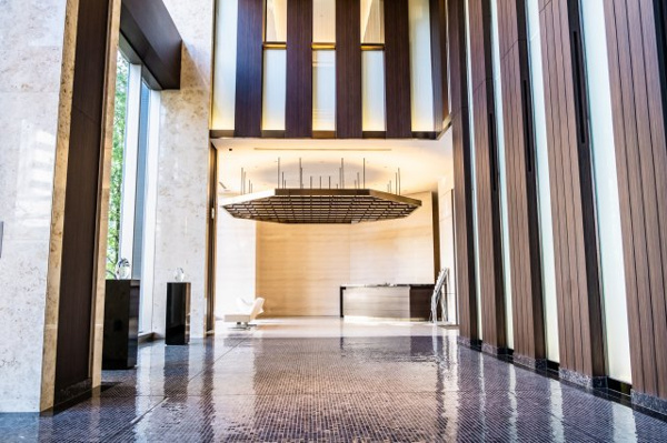 【エントランス】 | 【グランドエントランス】豊かな奥行きに、アートと自然が同化する。華美な装飾は排除した品のある雰囲気。