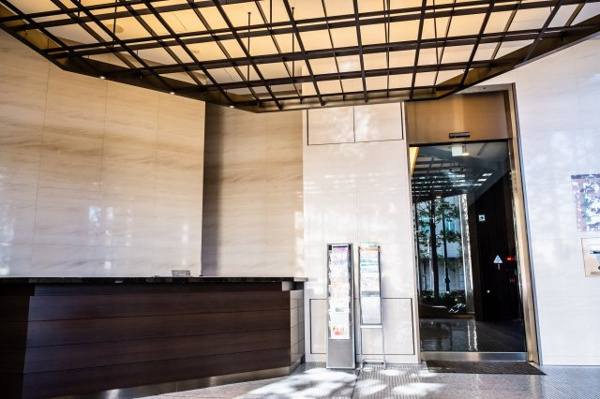 【エントランス】 | 【コンシェルジュカウンター】各種取次・紹介など、丁寧なサービスで都心の快適な生活をサポート！