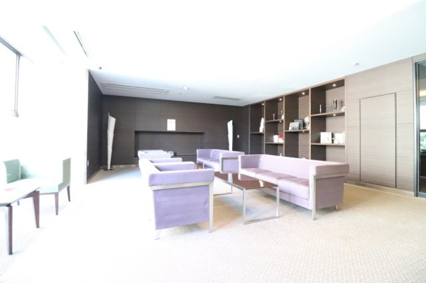 【ロビー】 | 【コンフォートラウンジ】2階にございます。シックな木調で落ち着いた内装のラウンジでお寛ぎください。