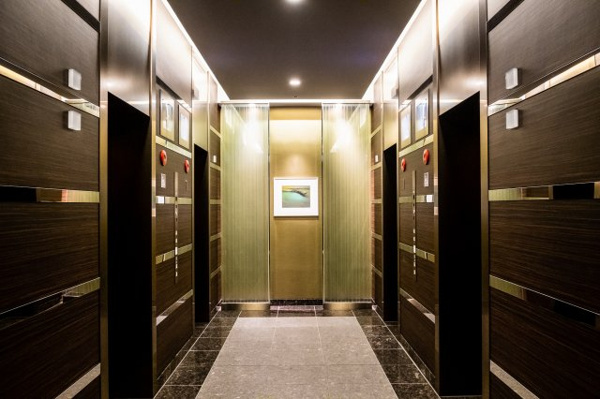 【その他共用部分】 | 【エレベーターホール】すべての階のエレベーターホールに篠塚聖哉氏が描く印象的な絵画が飾られています！