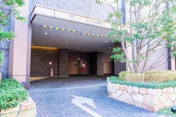 【駐車場】 | 【敷地内駐車場】車寄せとキャノピーを設けたカーアプローチを通り、車をタワーパーキングへ！