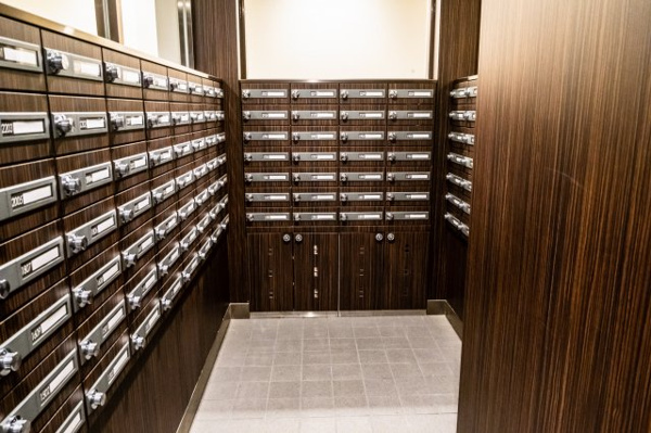 【設備】 | 【郵便受け】シンプルな郵便受けでとても使いやすいです。宅配ボックスもございます。